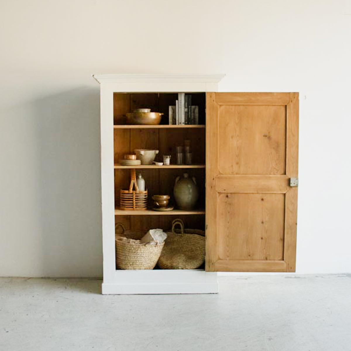Armoire parisienne peinte
