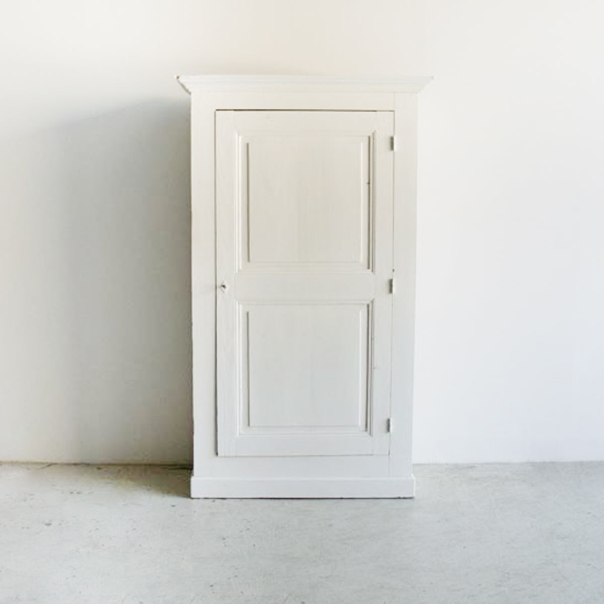 Armoire parisienne peinte