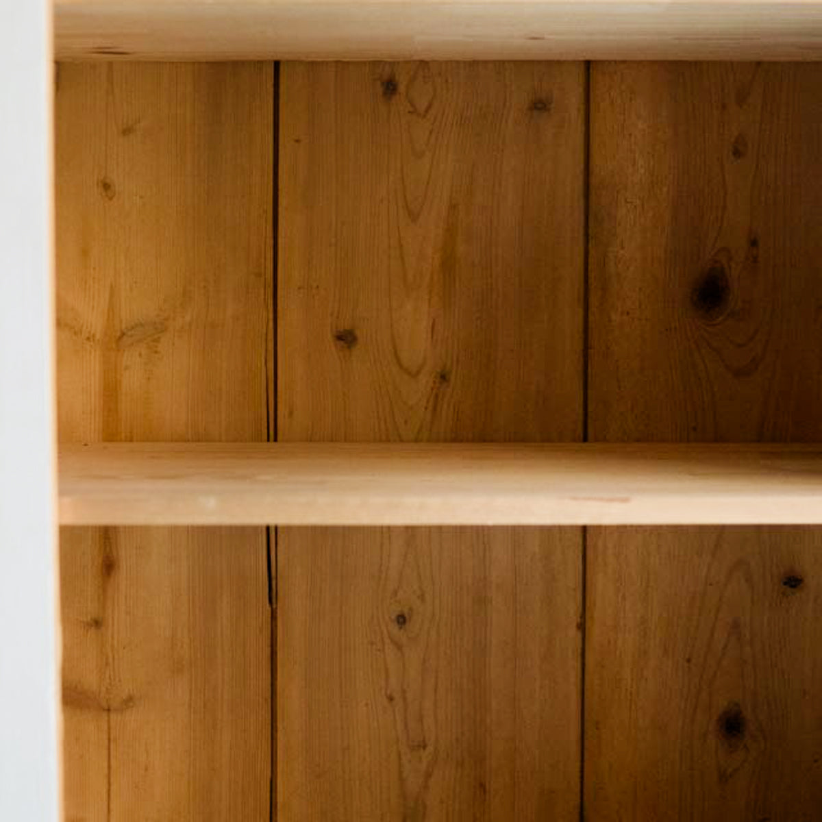Armoire parisienne peinte