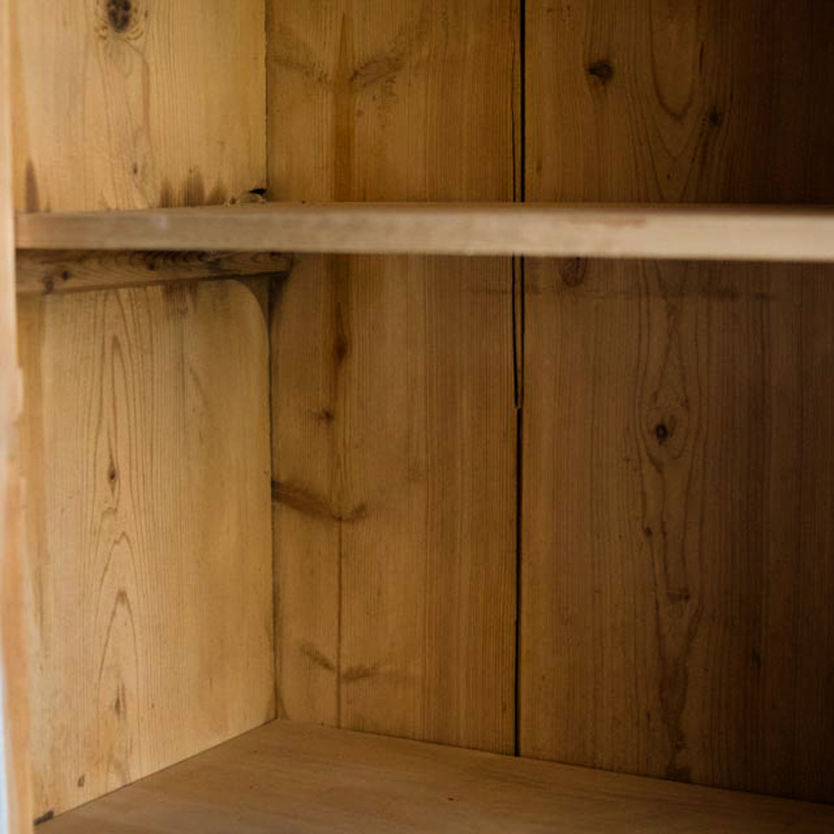 Armoire parisienne peinte