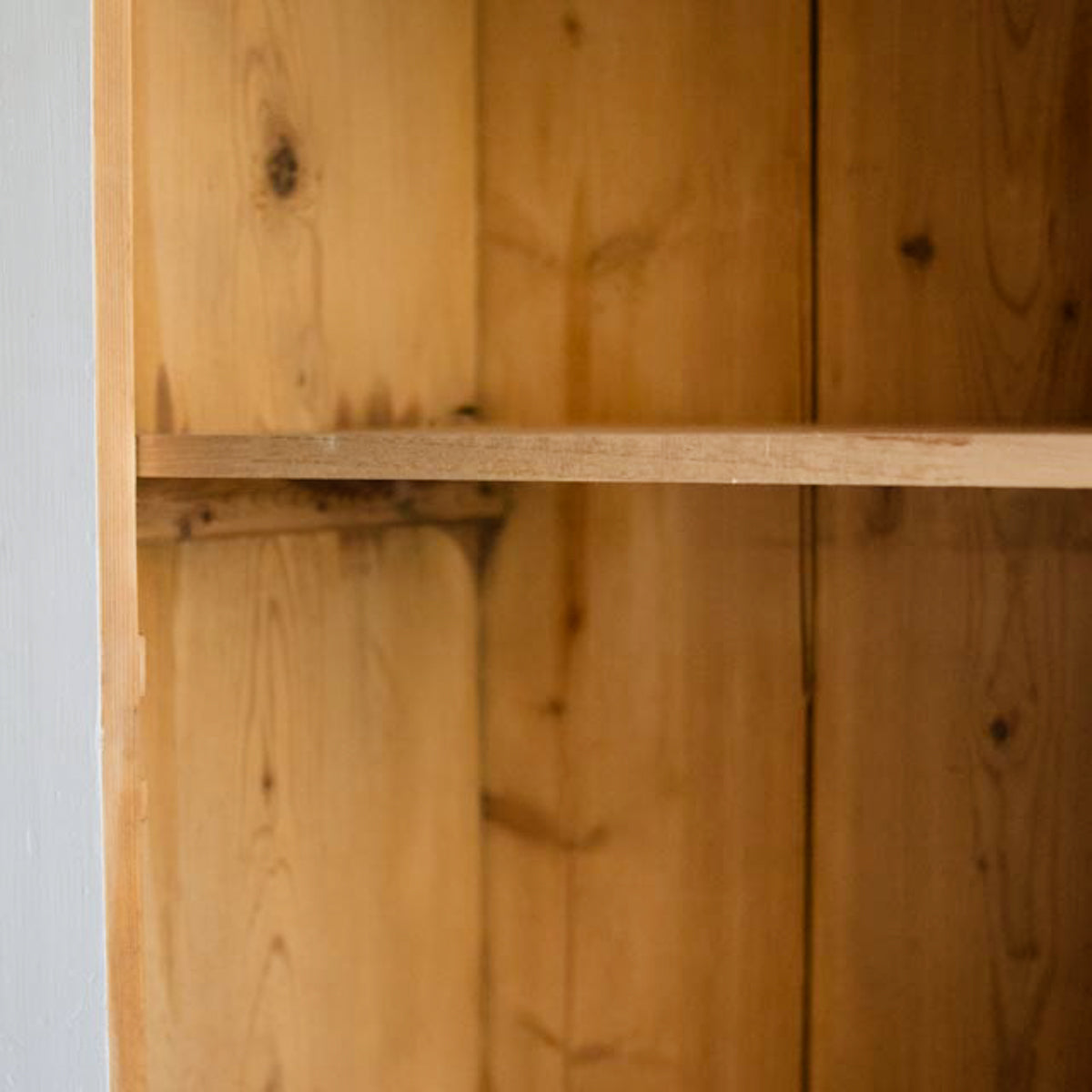 Armoire parisienne peinte
