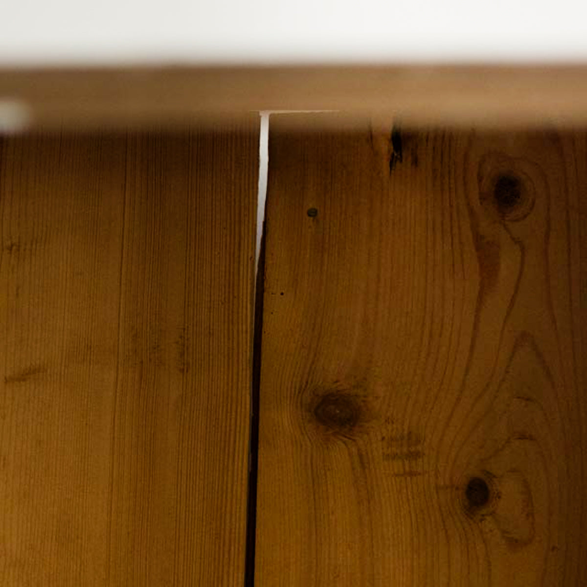Armoire parisienne peinte