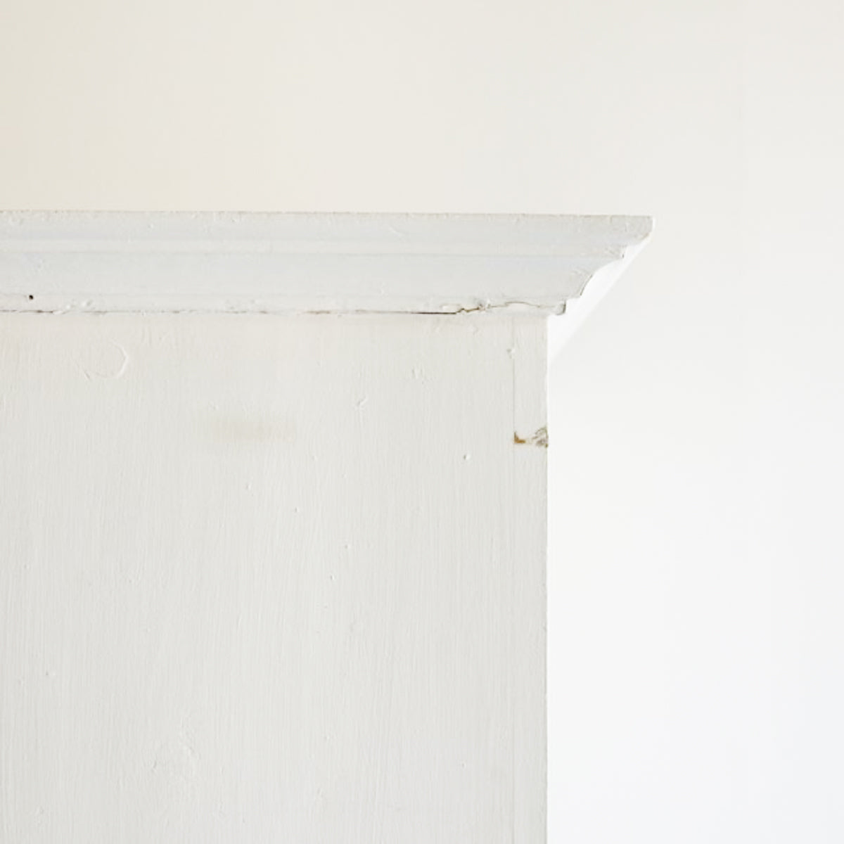 Armoire parisienne peinte