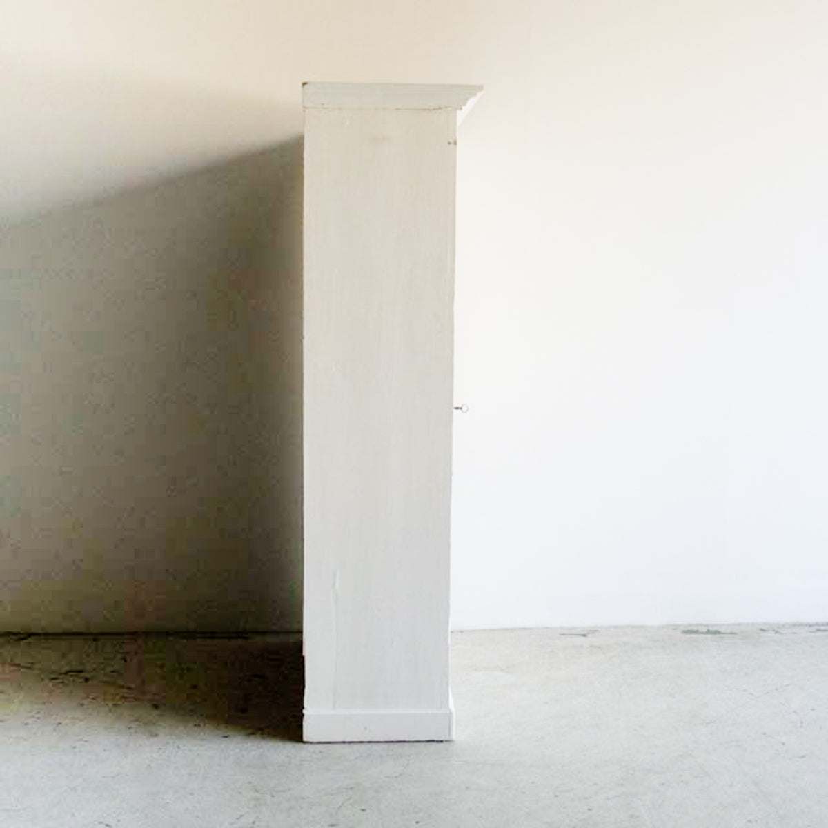 Armoire parisienne peinte