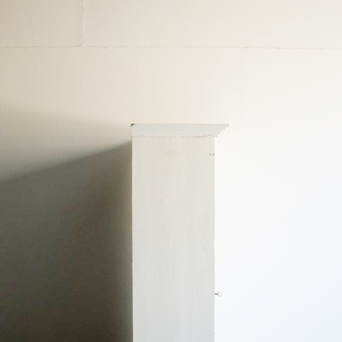 Armoire parisienne peinte