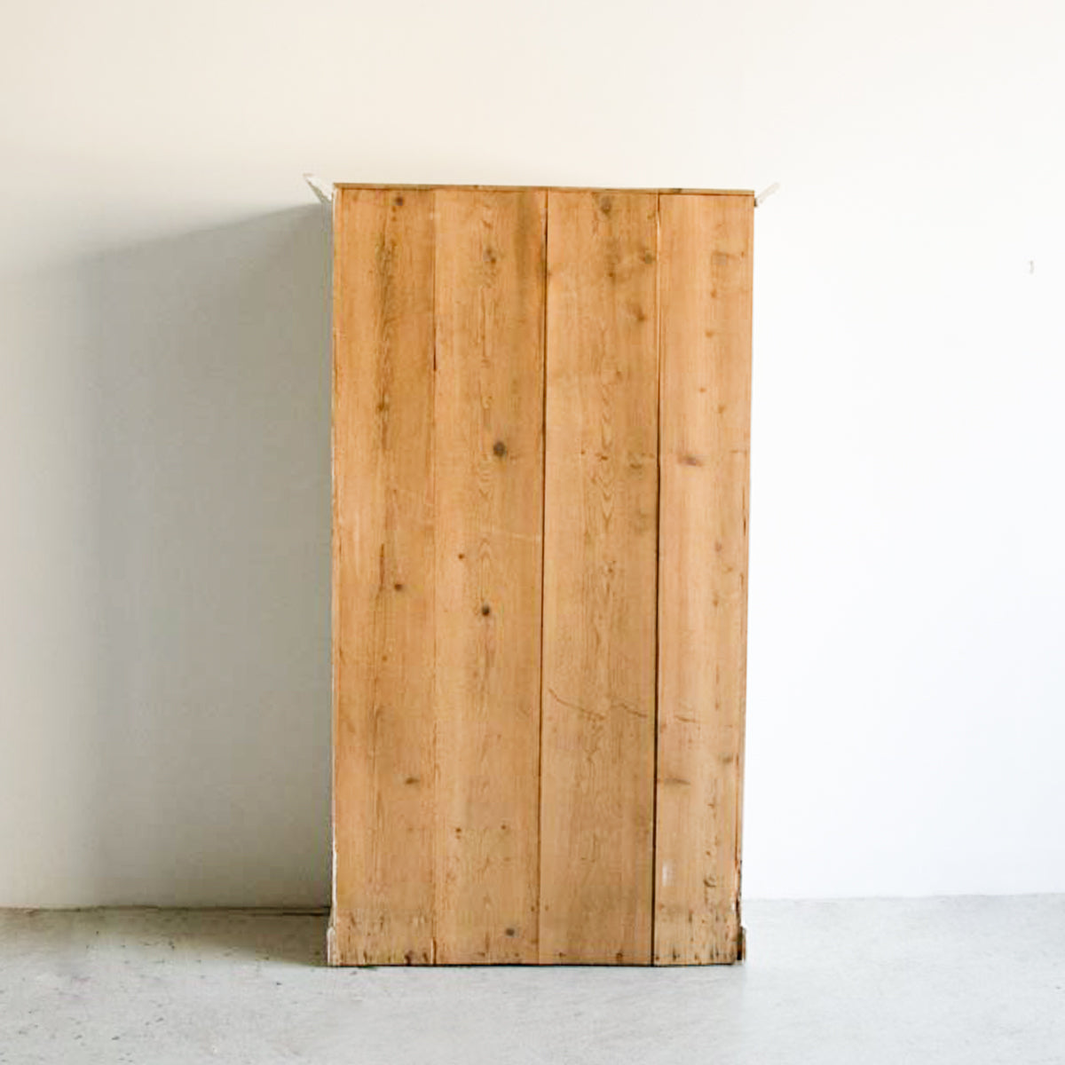 Armoire parisienne peinte