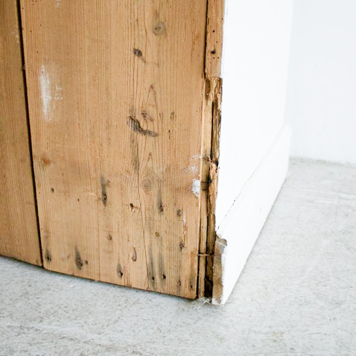 Armoire parisienne peinte