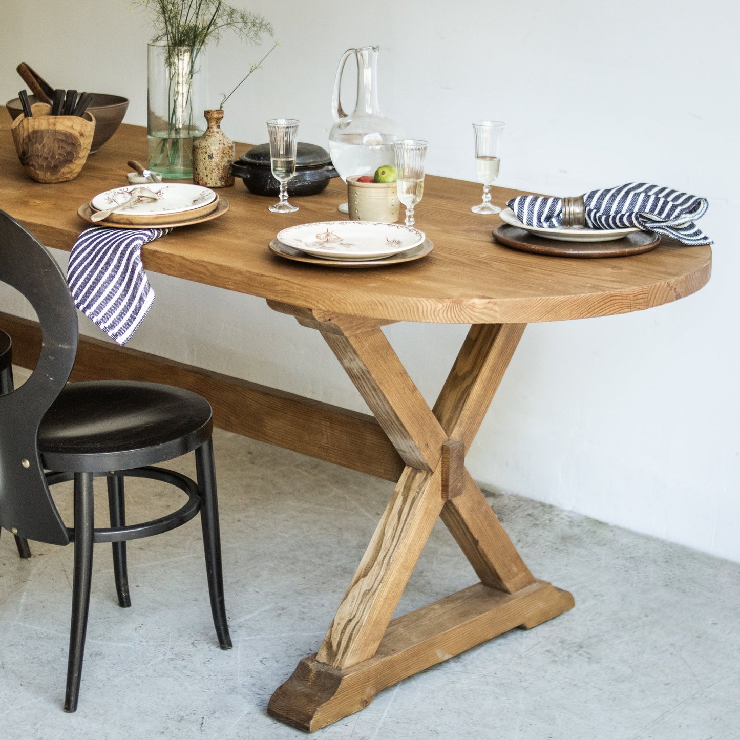 Table à tréteaux ovale en bois récupéré