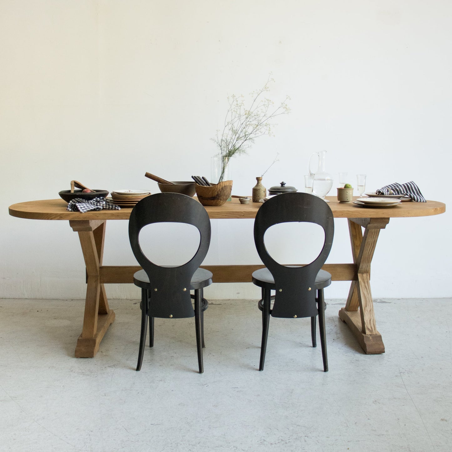 Table à tréteaux ovale en bois récupéré