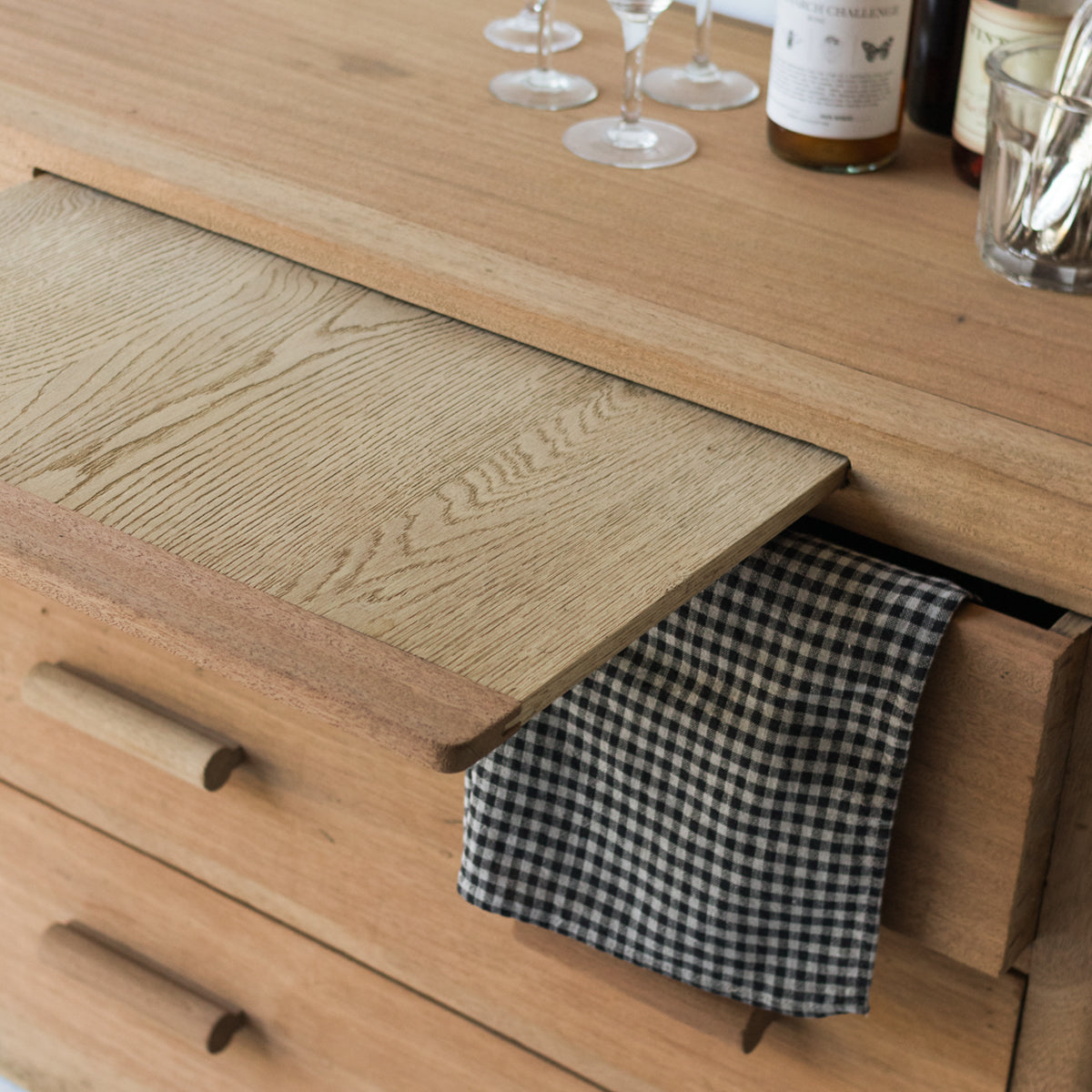 Commode du milieu du siècle avec planches à pain