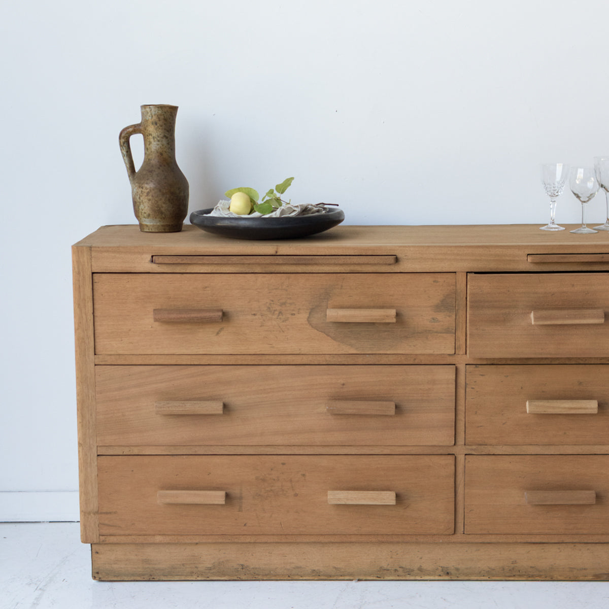 Commode du milieu du siècle avec planches à pain