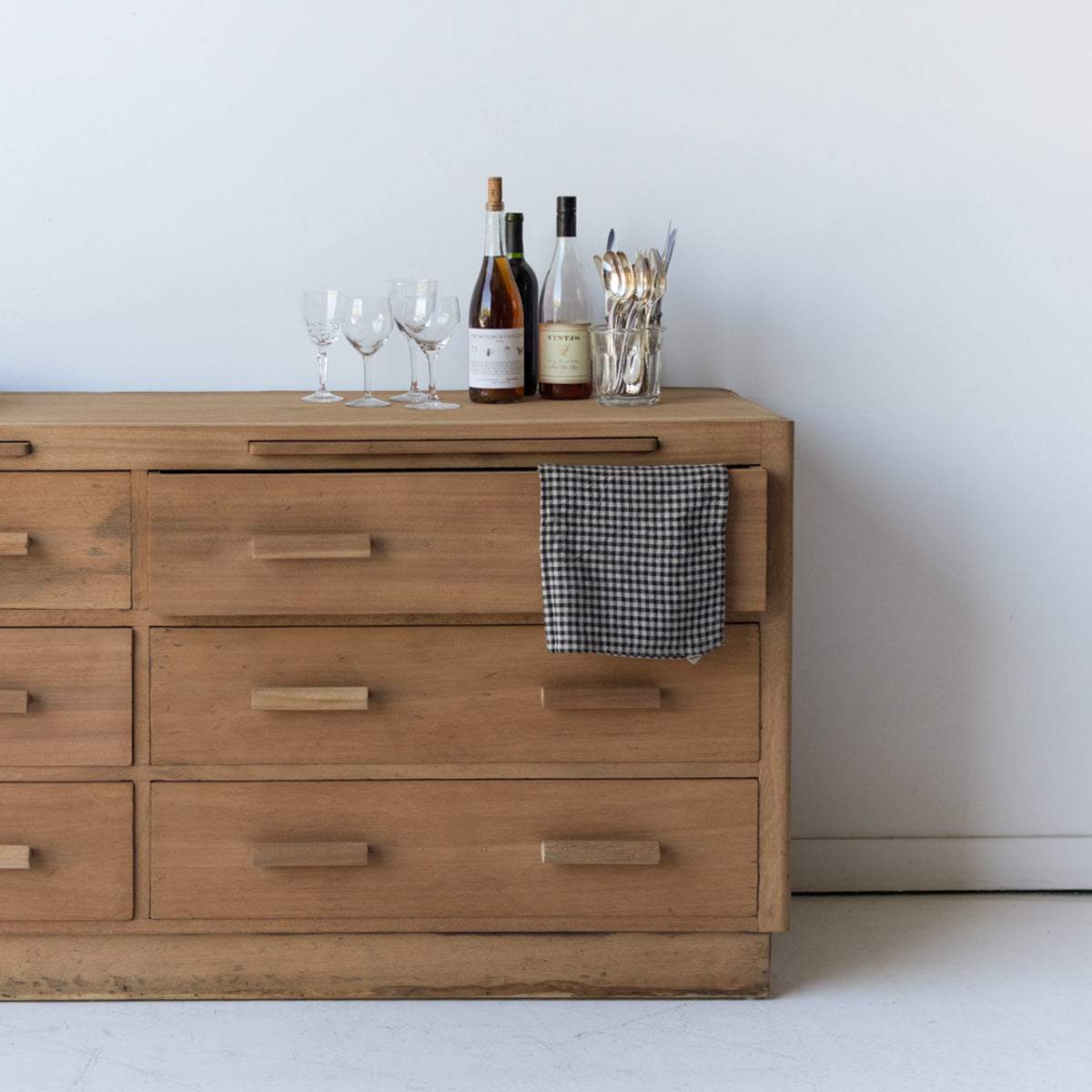 Commode du milieu du siècle avec planches à pain