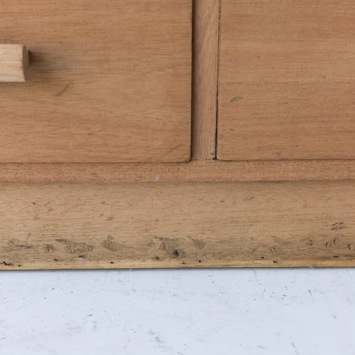 Commode du milieu du siècle avec planches à pain