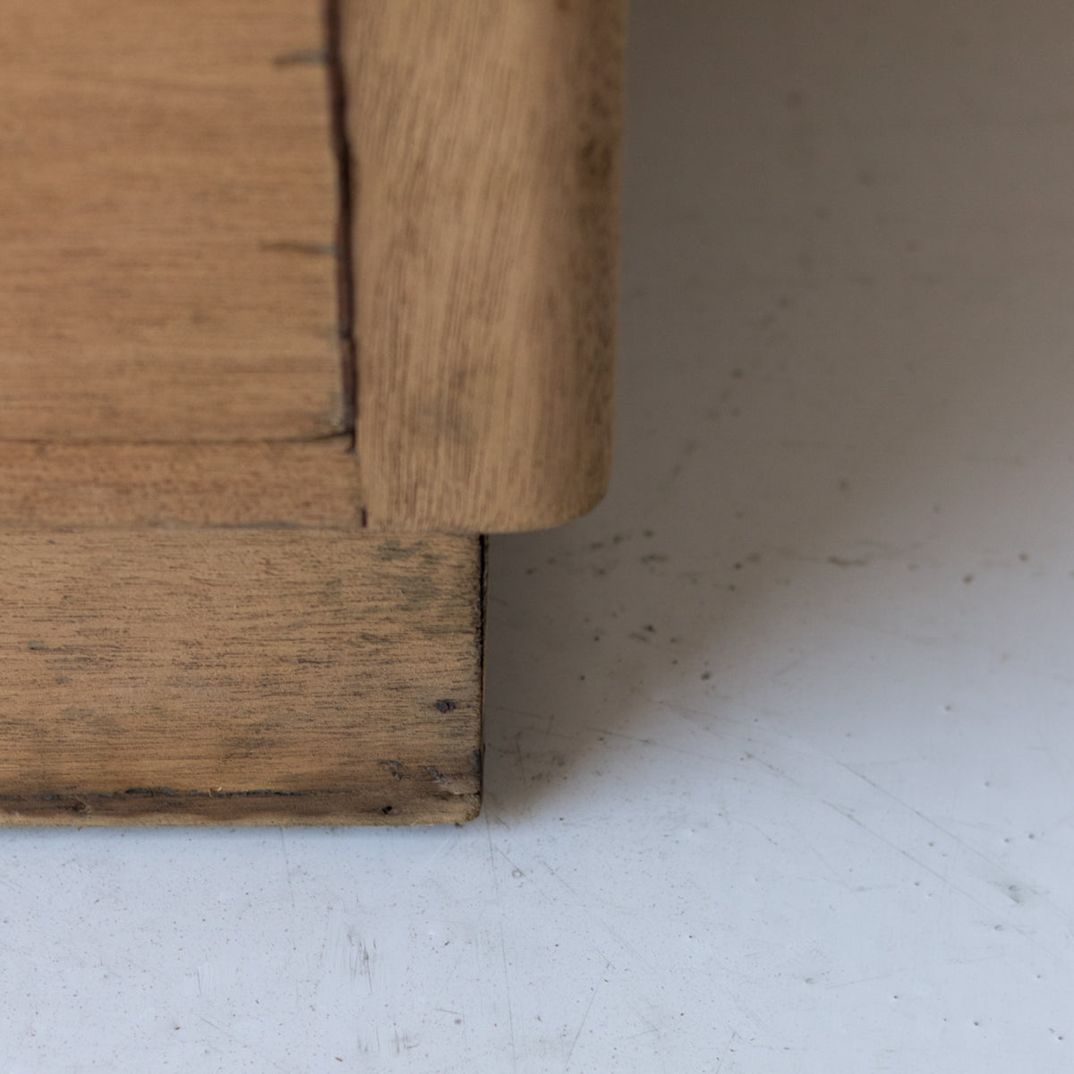 Commode du milieu du siècle avec planches à pain