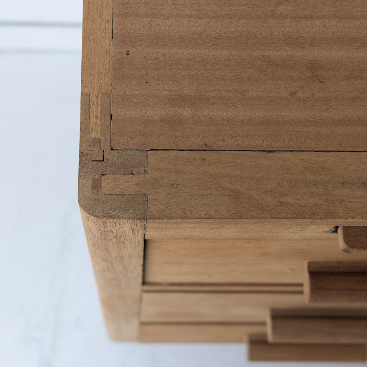 Commode du milieu du siècle avec planches à pain