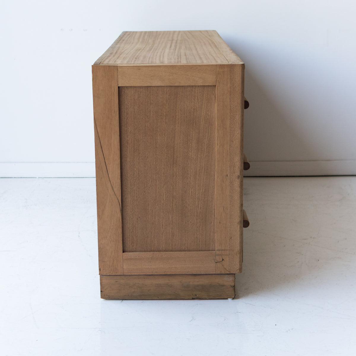 Commode du milieu du siècle avec planches à pain
