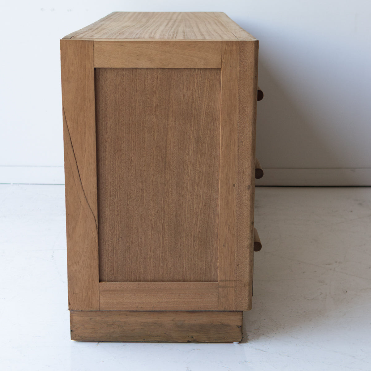 Commode du milieu du siècle avec planches à pain