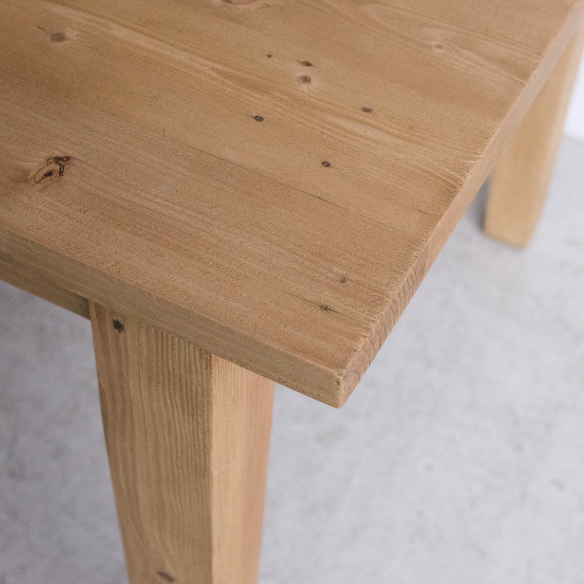 Table de ferme en bois récupéré inspirée du style Shaker