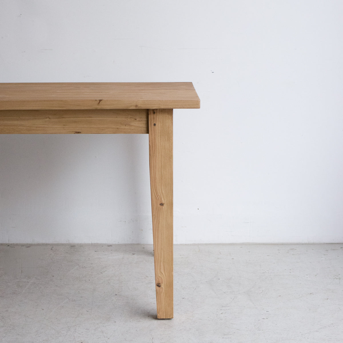 Table de ferme en bois récupéré inspirée du style Shaker