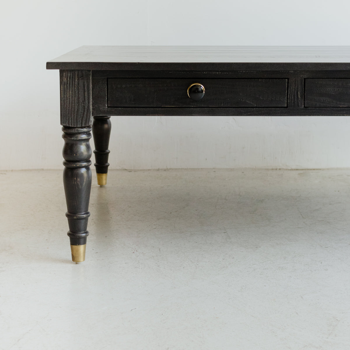 Table basse en bois récupéré avec pieds tournés