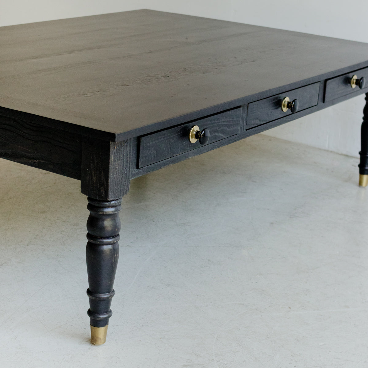 Table basse en bois récupéré avec pieds tournés