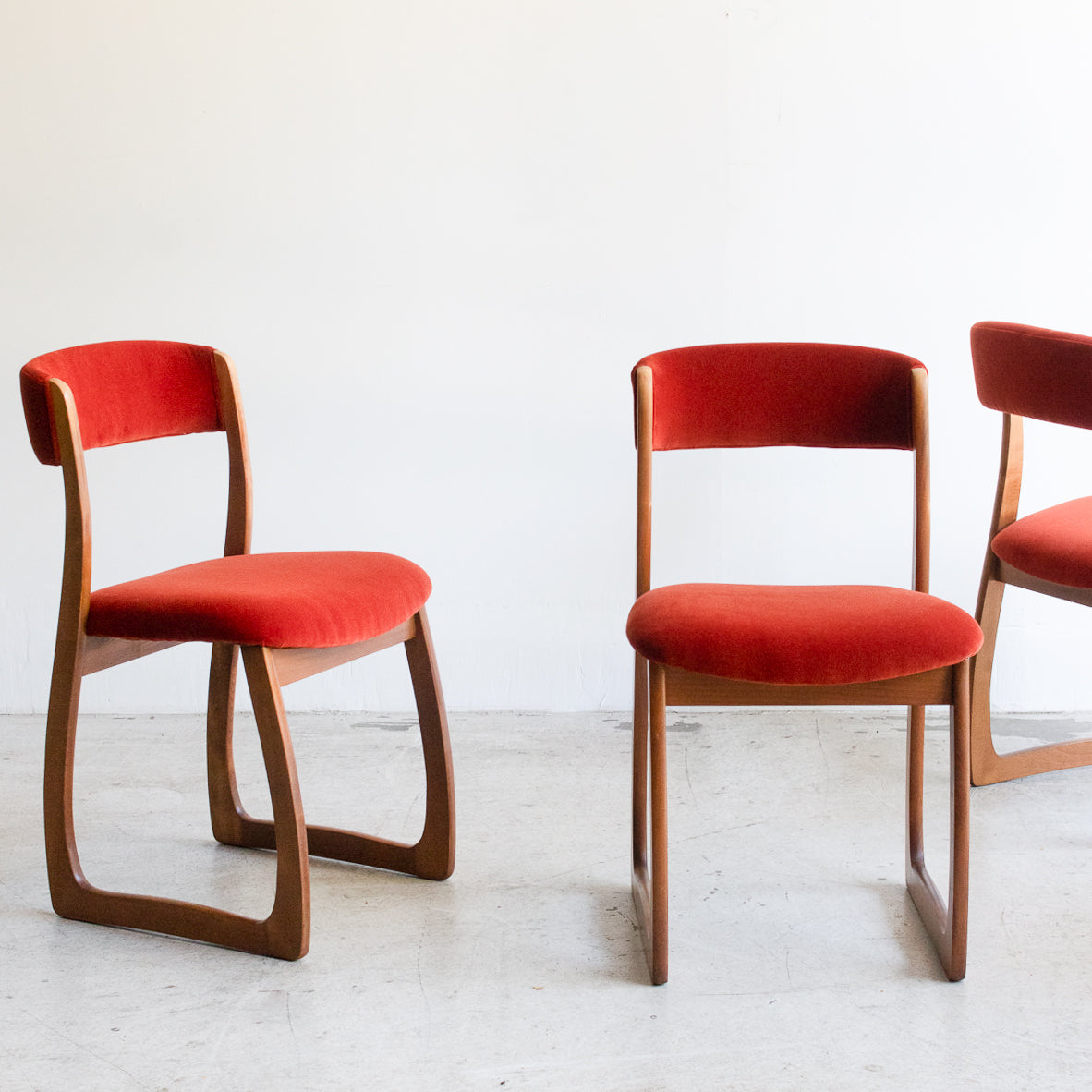 Chaise de salle à manger en velours du milieu du siècle