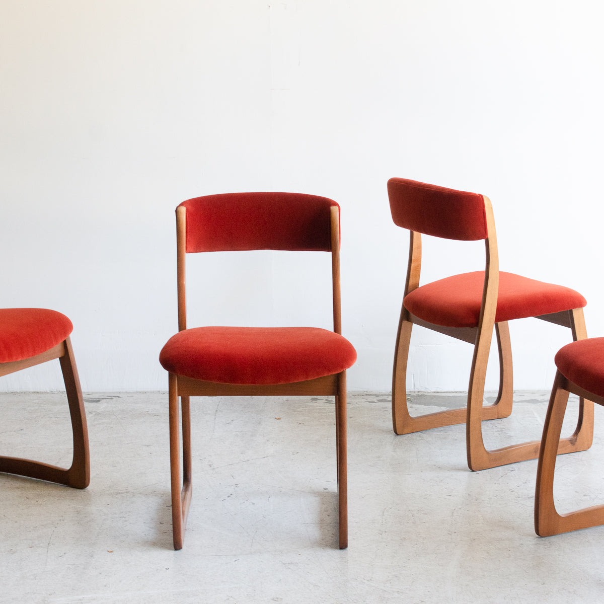 Chaise de salle à manger en velours du milieu du siècle