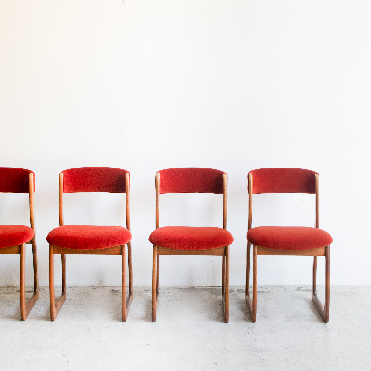 Chaise de salle à manger en velours du milieu du siècle