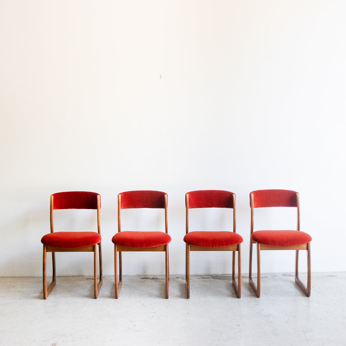 Chaise de salle à manger en velours du milieu du siècle