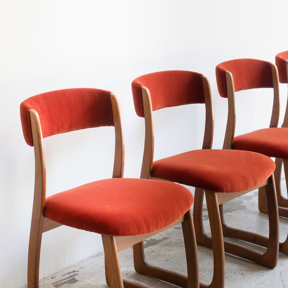 Chaise de salle à manger en velours du milieu du siècle