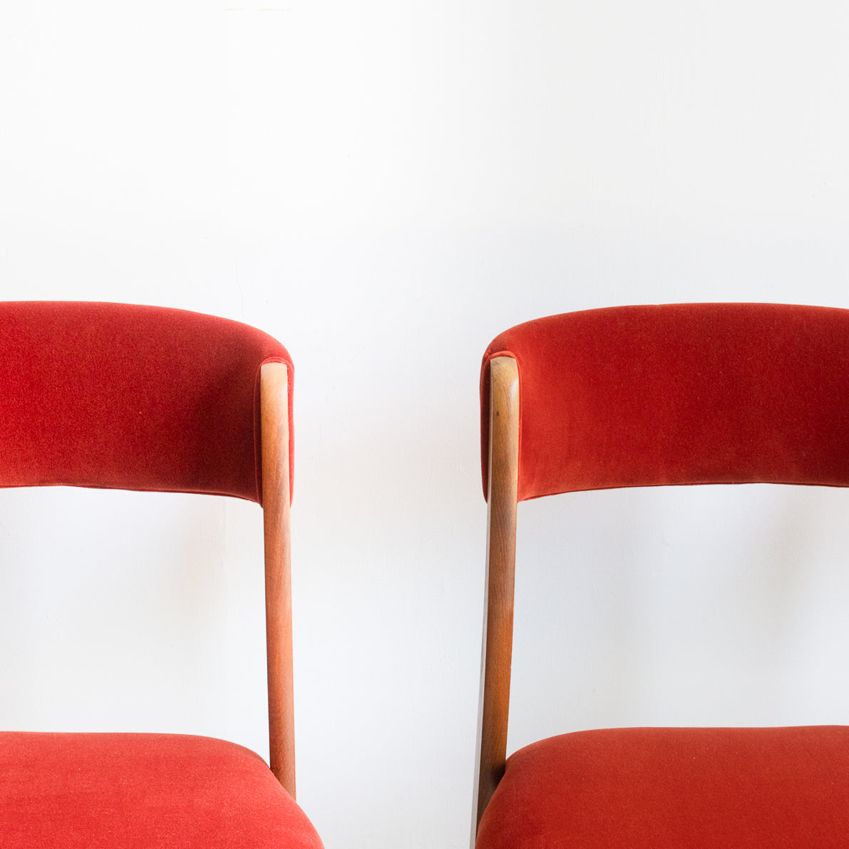Chaise de salle à manger en velours du milieu du siècle