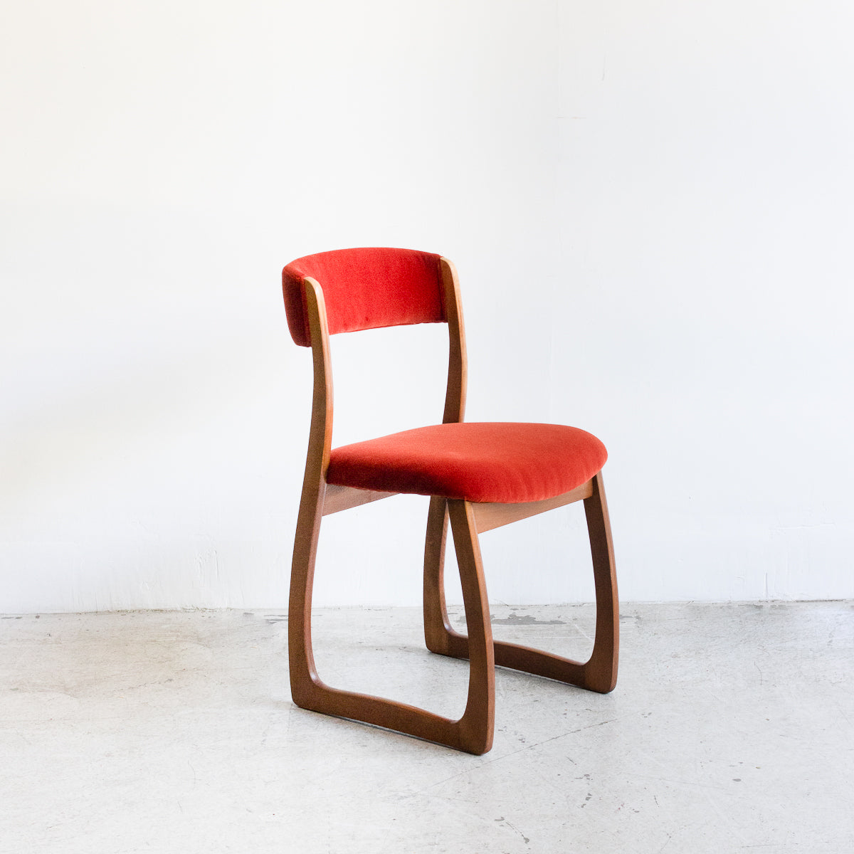 Chaise de salle à manger en velours du milieu du siècle