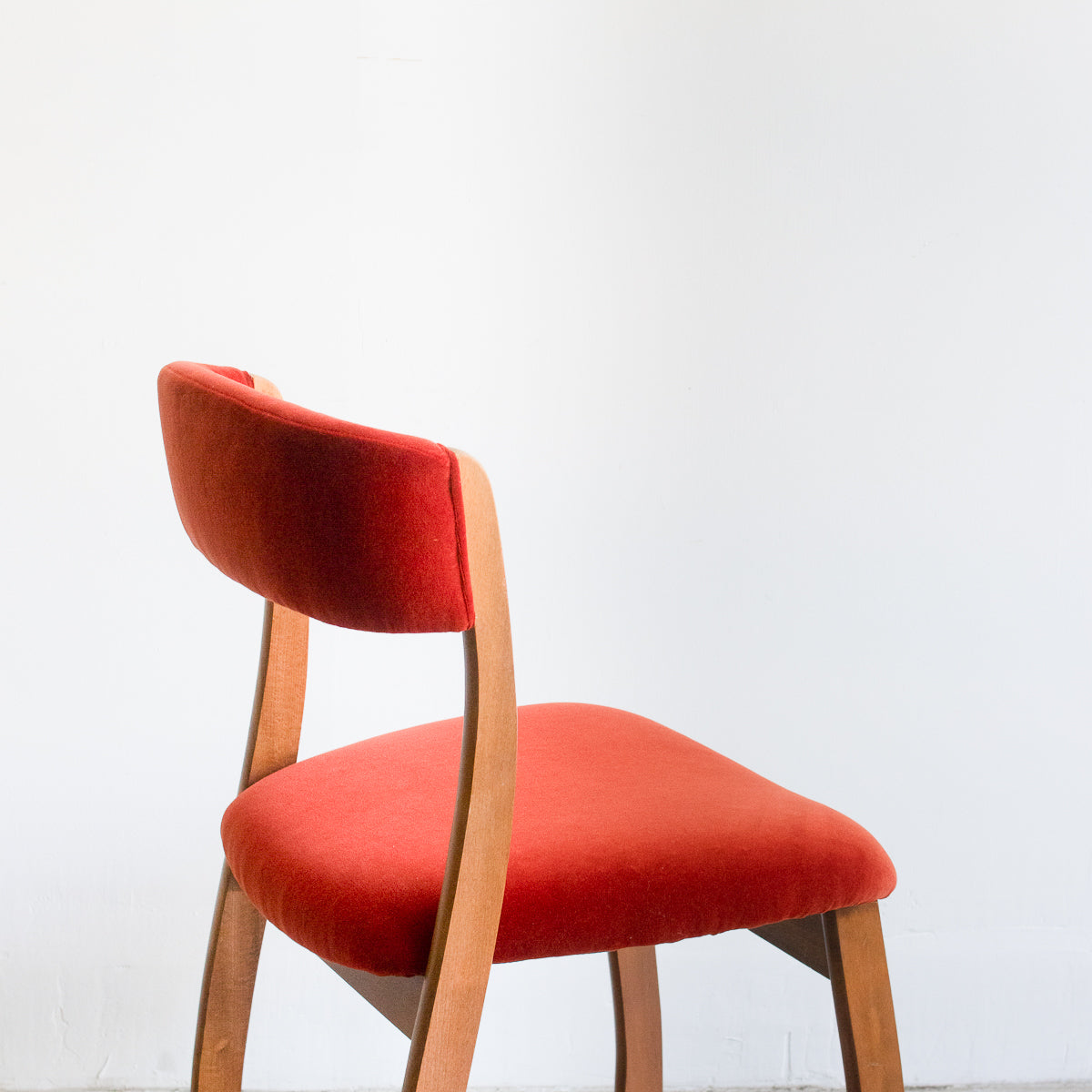 Chaise de salle à manger en velours du milieu du siècle