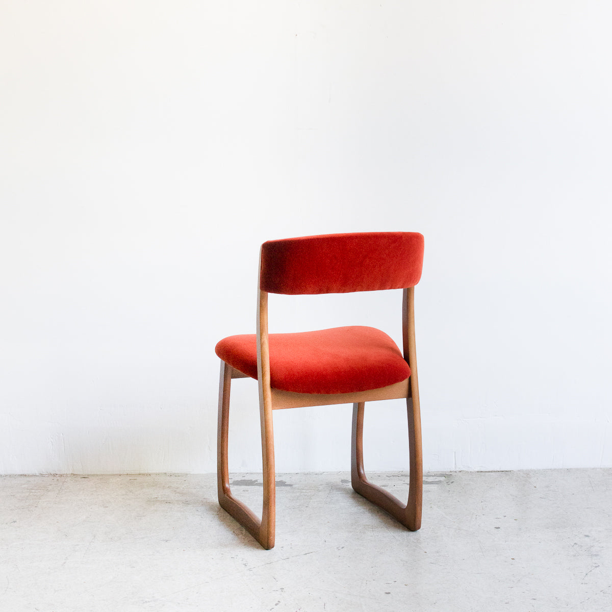 Chaise de salle à manger en velours du milieu du siècle