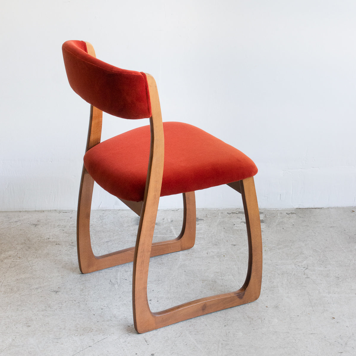 Chaise de salle à manger en velours du milieu du siècle