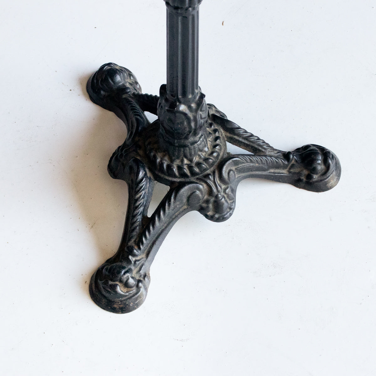 Paire de petites tables de bistrot