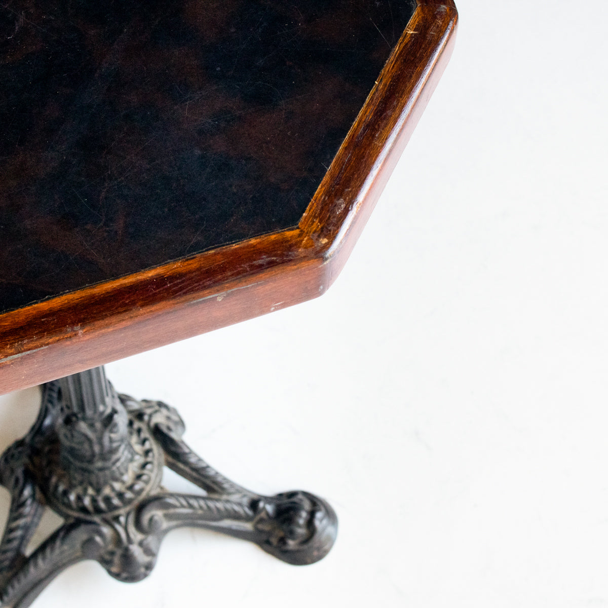Paire de petites tables de bistrot