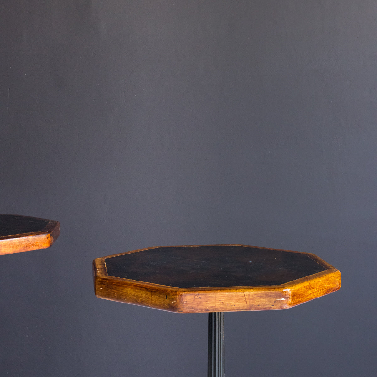 Paire de petites tables de bistrot