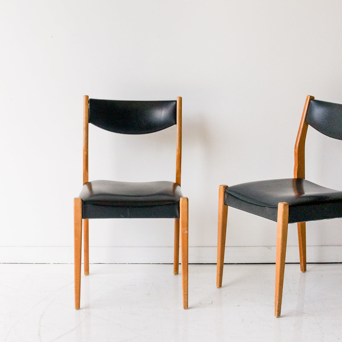 Paire de chaises de salle à manger scandinaves