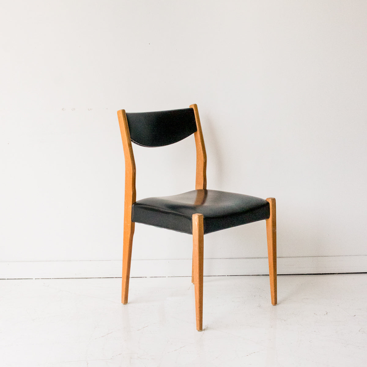 Paire de chaises de salle à manger scandinaves