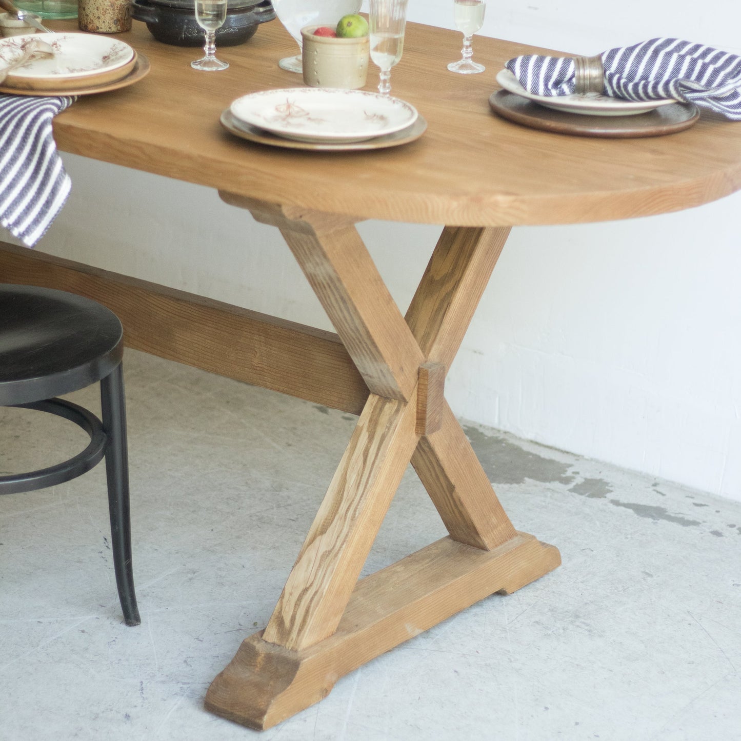 Table à tréteaux ovale en bois récupéré