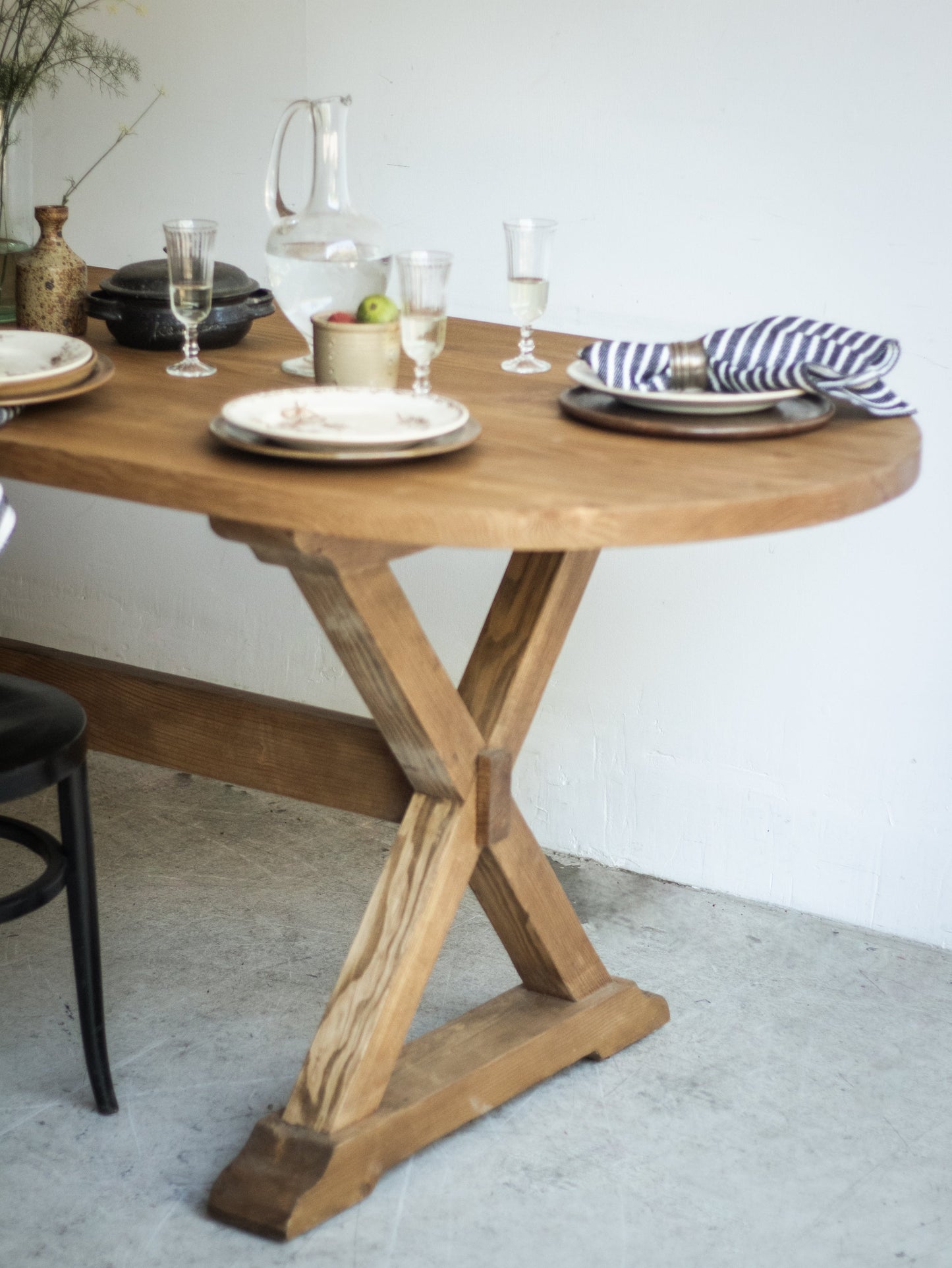 Table à tréteaux ovale en bois récupéré