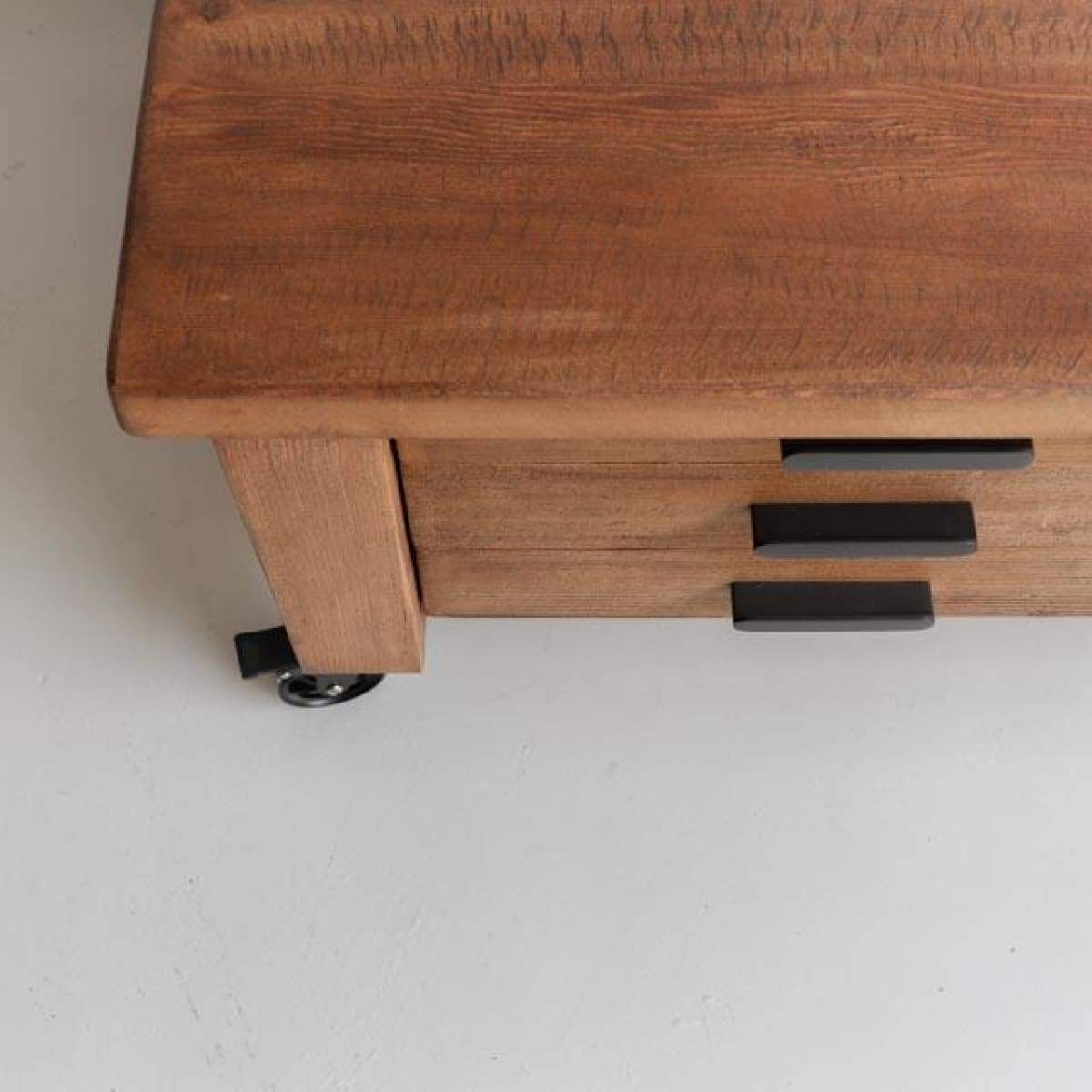 Table basse en bois recyclé avec coffre à cartes