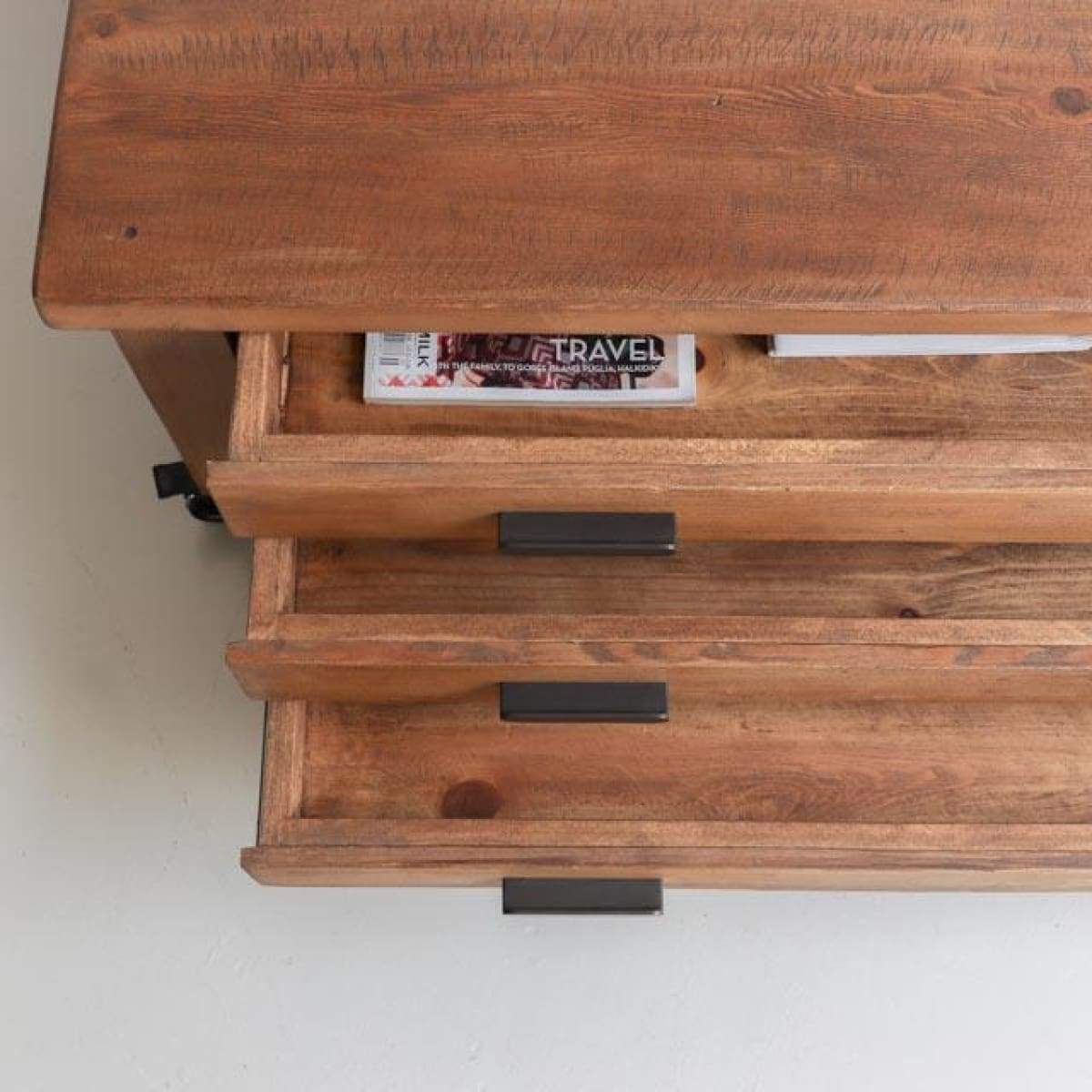 Table basse en bois recyclé avec coffre à cartes