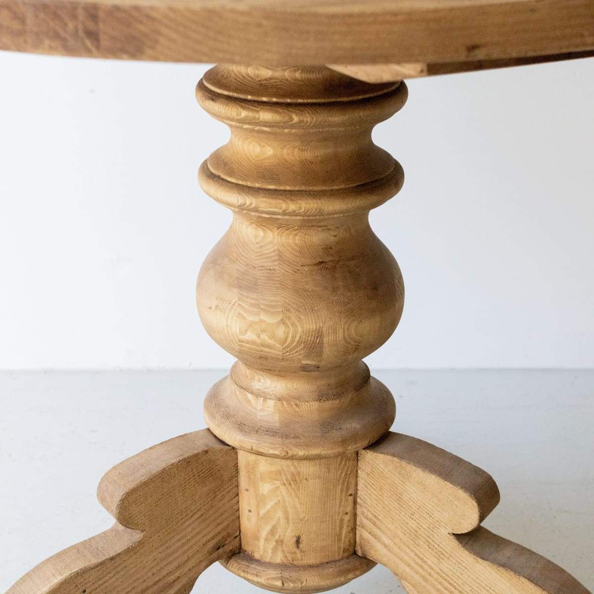 Table sur pied en bois récupéré