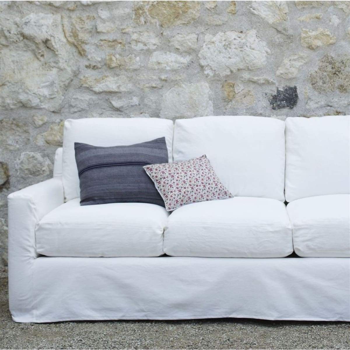 Canapé chic et confortable avec housse