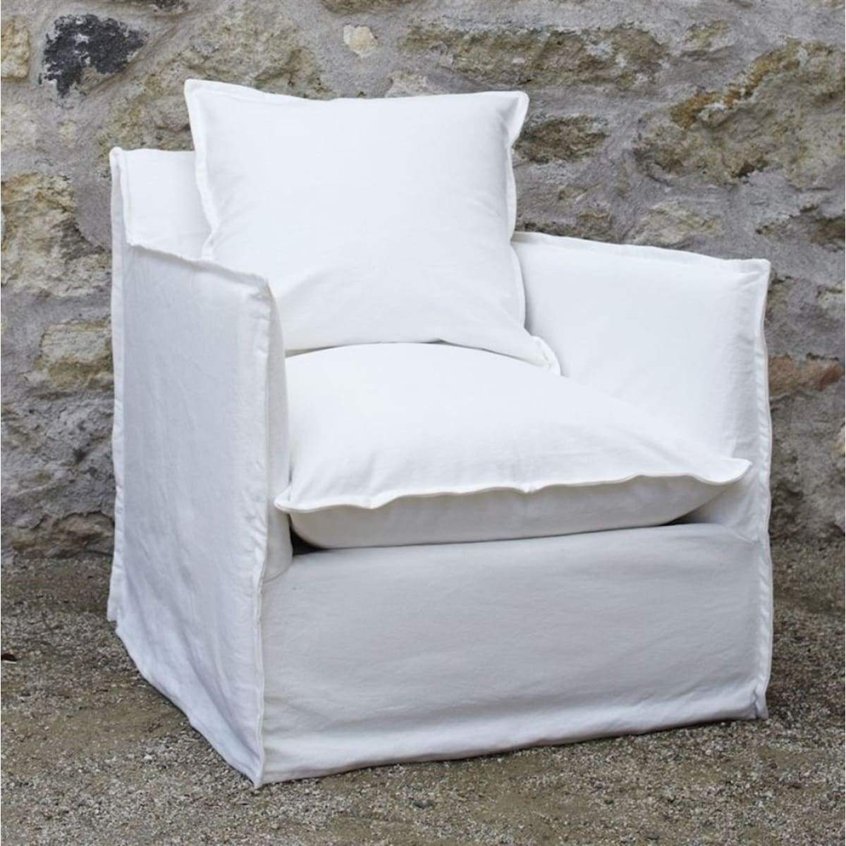 Chaise chic recouverte d'une housse