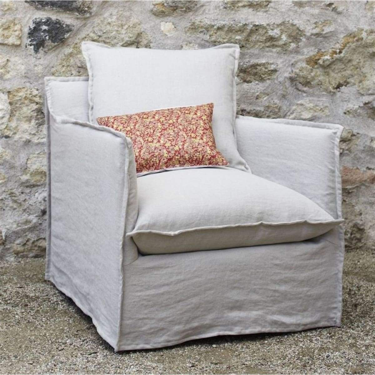 Chaise chic recouverte d'une housse