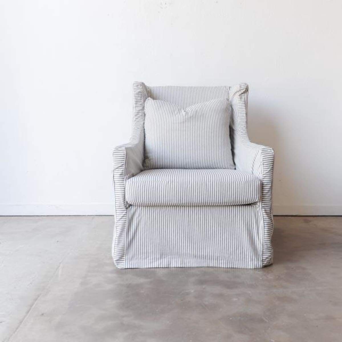 Chaise à oreilles moderne recouverte d'un revêtement