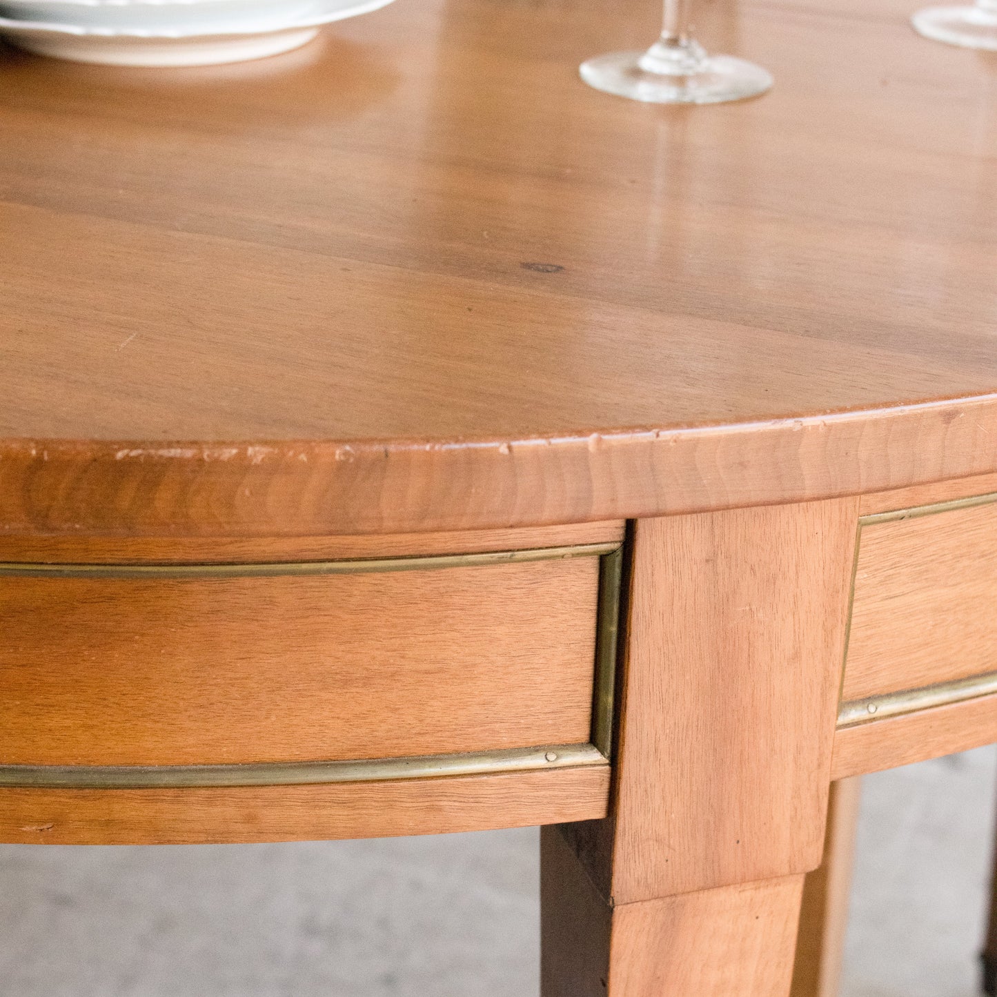 Table Louis XVI avec accents en laiton